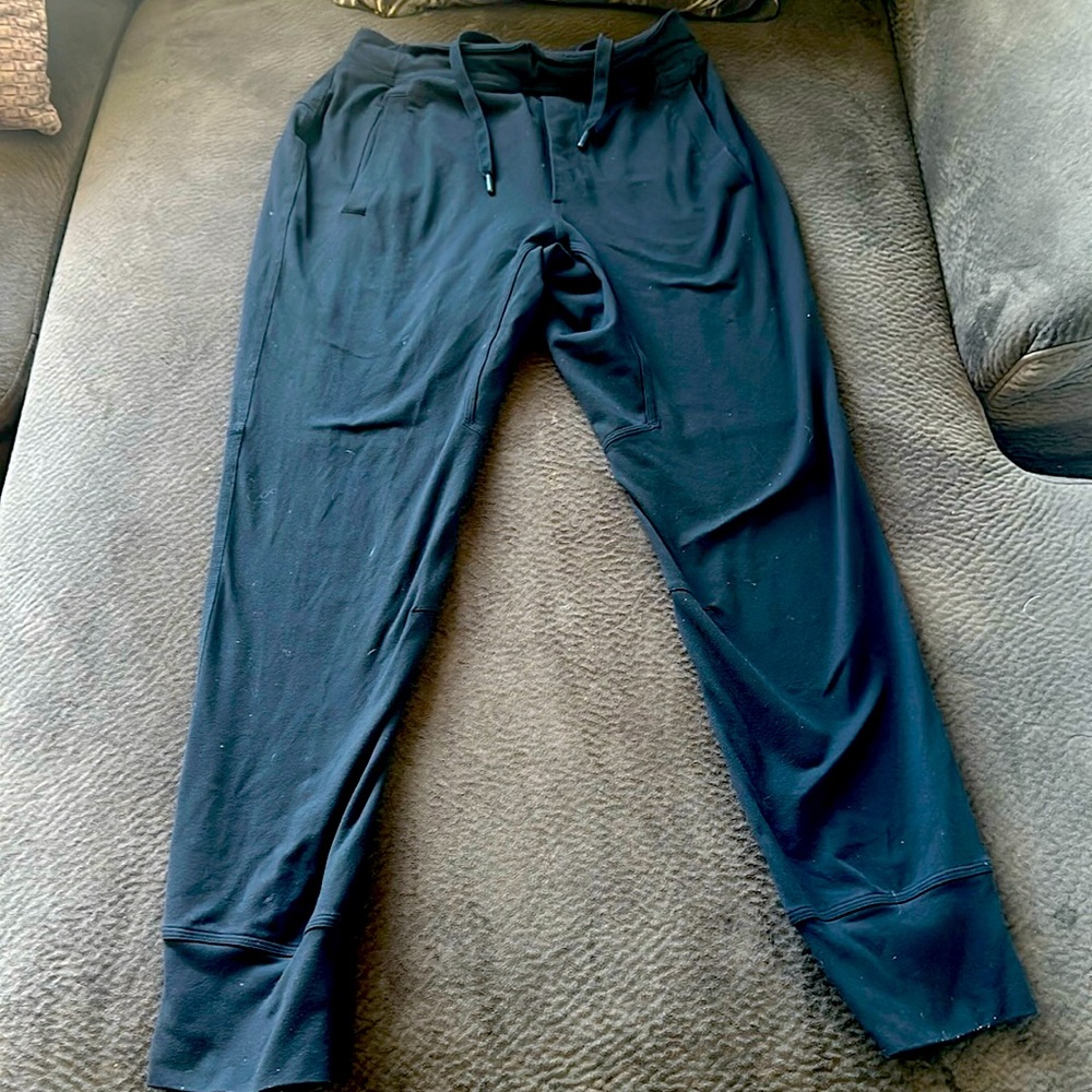 Black lulu men’s jogger medium